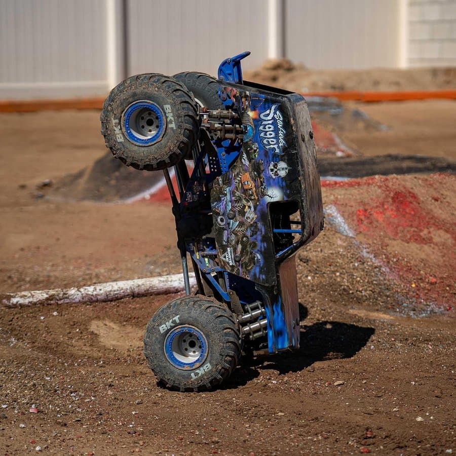 Losi LMT 2.0 4WD Solid Axle Monster Truck (Son-Uva Digger)